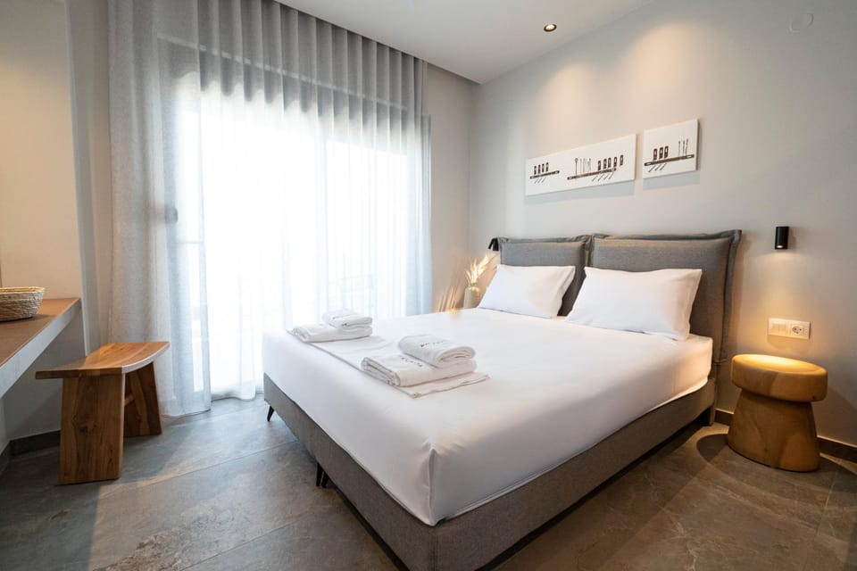 Bed, Photo of the whole room, Bedroom, towels, air conditioner