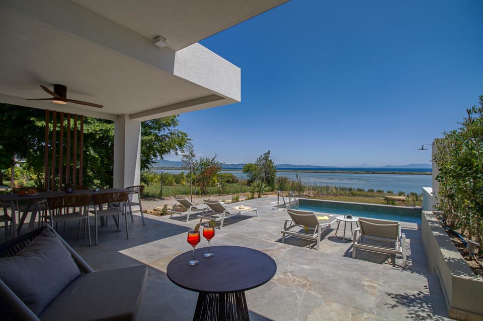 Shower, Seating area, Dining area, Lake view, Pool view, Sea view, Swimming pool, sunbed