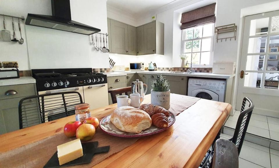 Kitchen or kitchenette, Dining area, dishwasher, pet friendly, stove, toaster