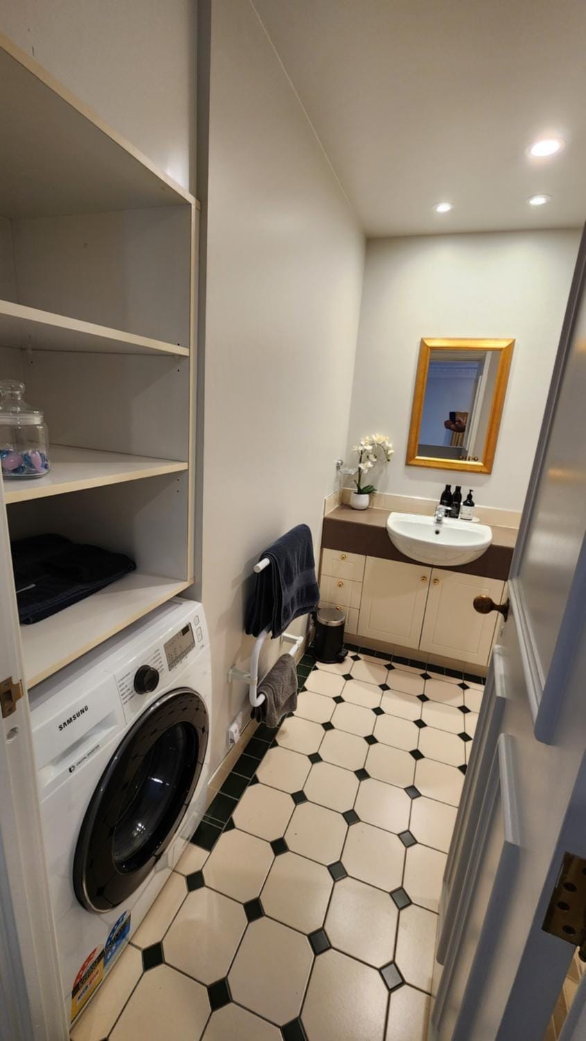 Bathroom, washing machine