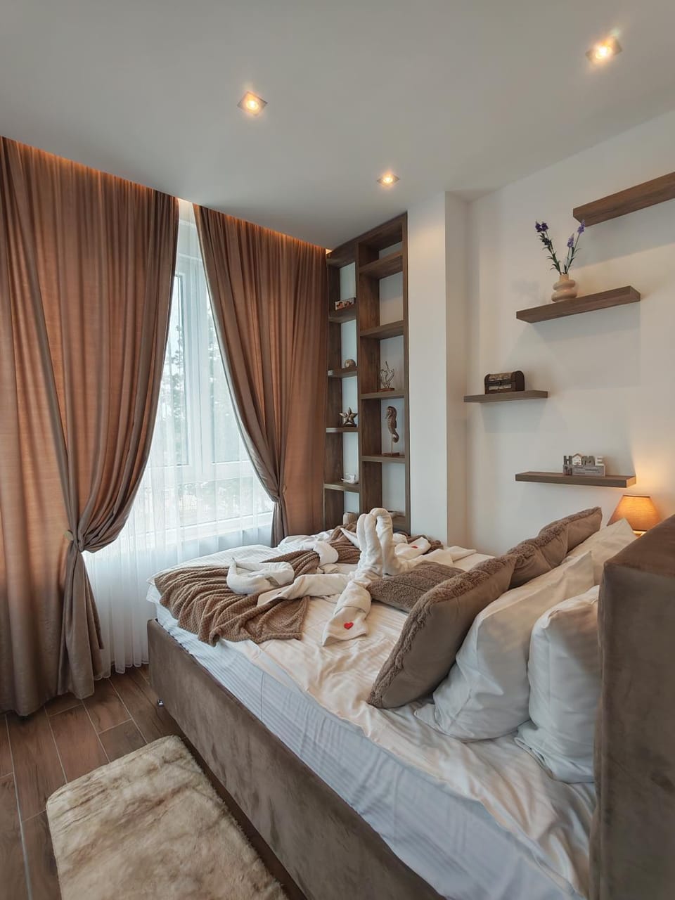 Bed, towels