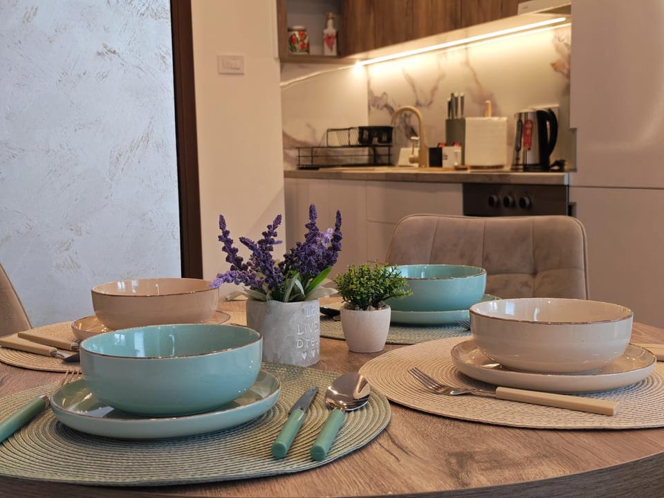 Kitchen or kitchenette, Food and drinks, Dining area