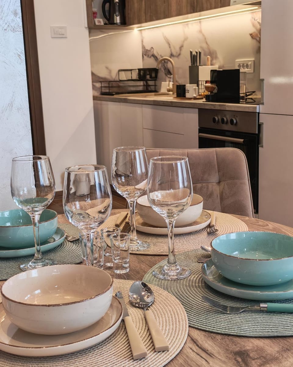 Kitchen or kitchenette, Dining area, Food