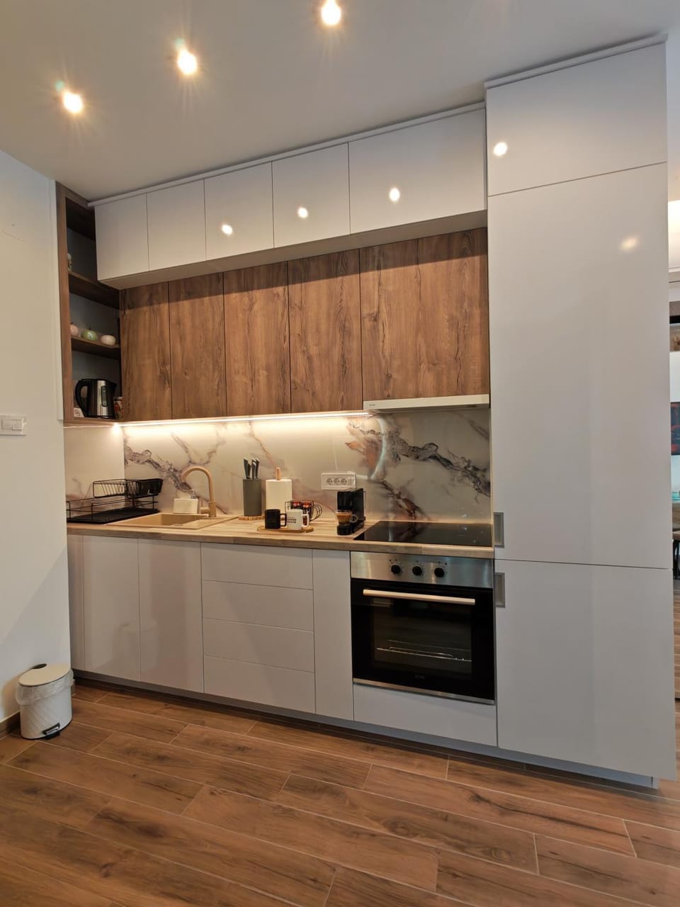 Coffee/tea facilities, Kitchen or kitchenette, stove