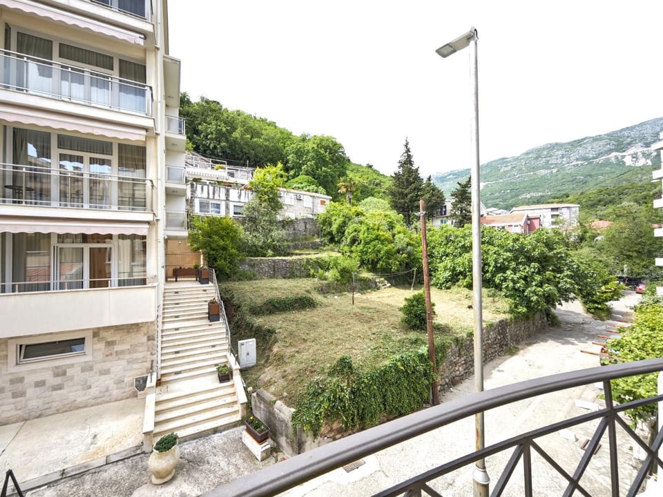 Property building, Neighbourhood, Balcony/Terrace, Mountain view, Street view