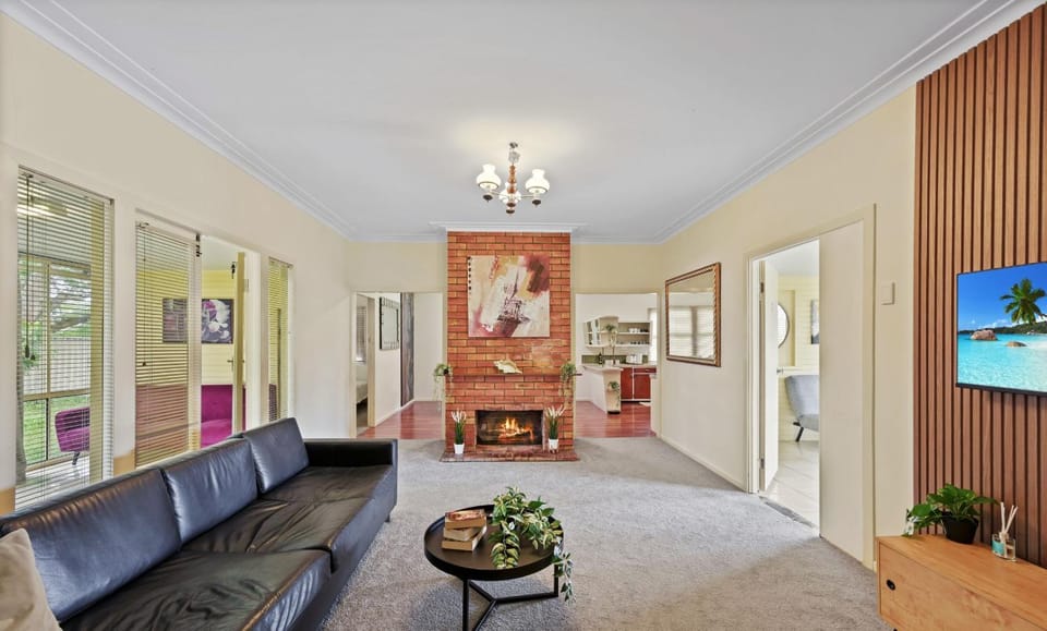 King Bed, Walk To Beenleigh Village & Marketplace Bedroom2 Vacation rental in Gold Coast