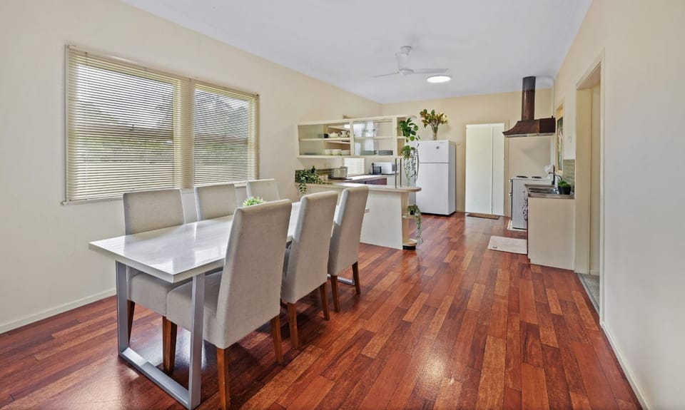 King Bed, Walk To Beenleigh Village & Marketplace Bedroom2 Vacation rental in Gold Coast