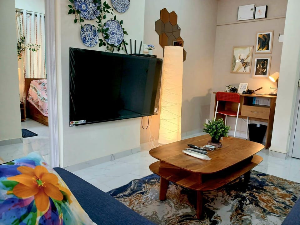 Communal lounge/ TV room, TV and multimedia, Living room, Seating area, Evening entertainment