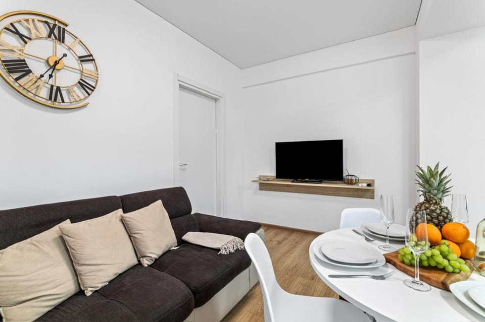 TV and multimedia, Living room, Food and drinks, Seating area, Dining area, Evening entertainment