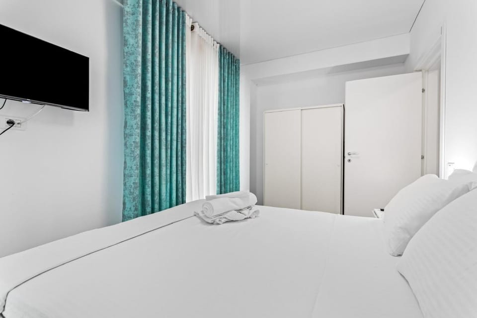 Bed, TV and multimedia, Photo of the whole room, Bedroom, wardrobe
