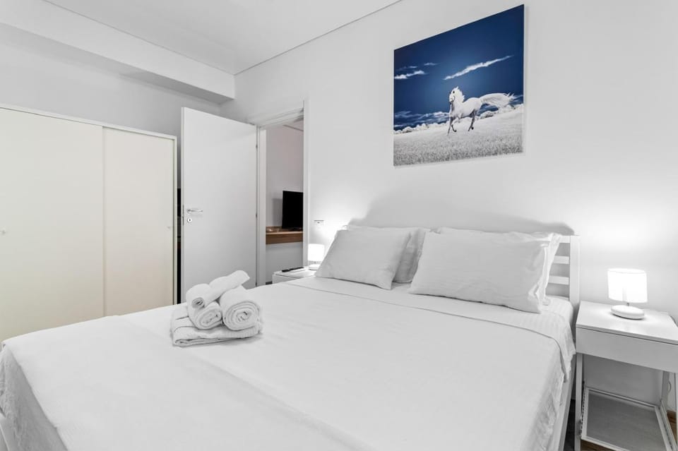 Bed, Photo of the whole room, Bedroom, towels