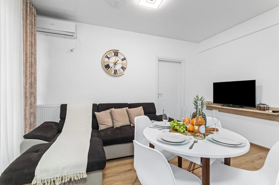 TV and multimedia, Living room, Seating area, Dining area, Evening entertainment, Food, air conditioner