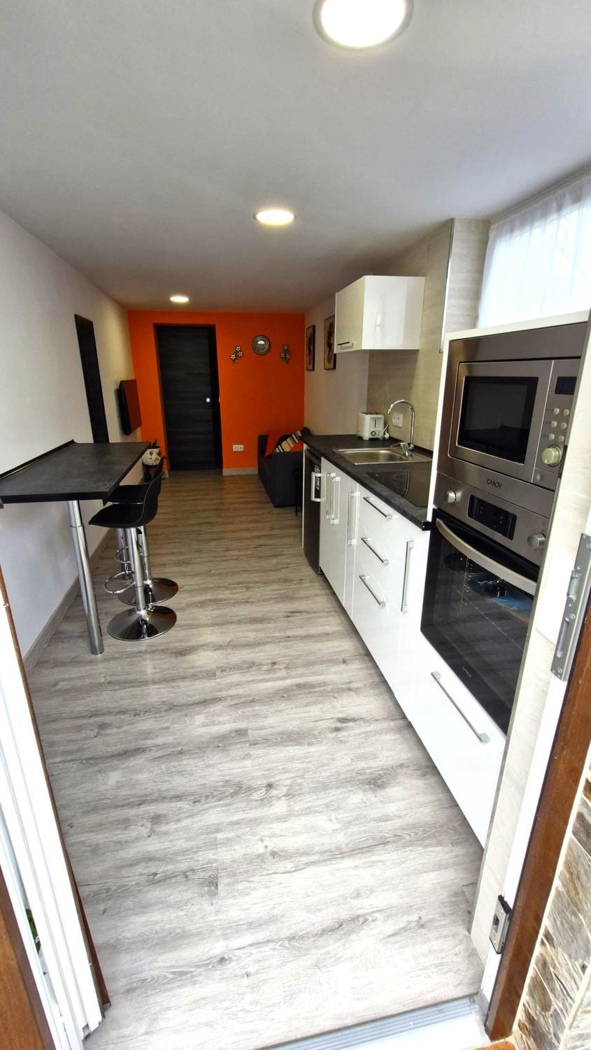 TV and multimedia, Kitchen or kitchenette, Living room, Seating area, microwave, oven, stove