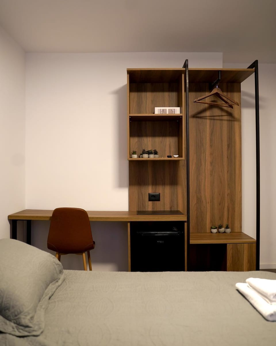 Bed, Seating area