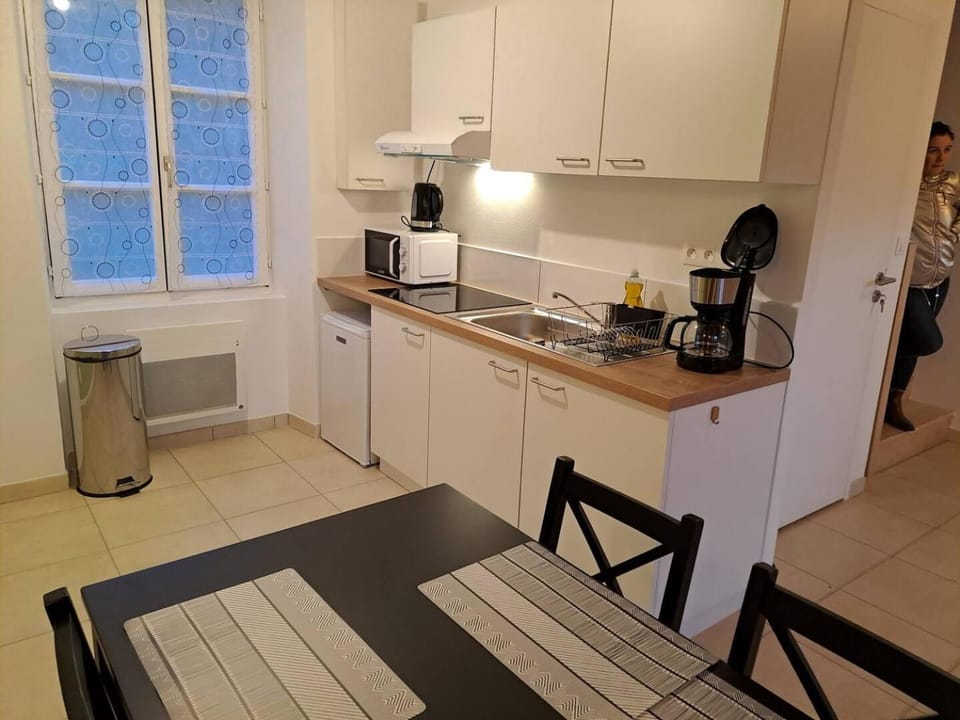 Kitchen or kitchenette, Dining area, stove