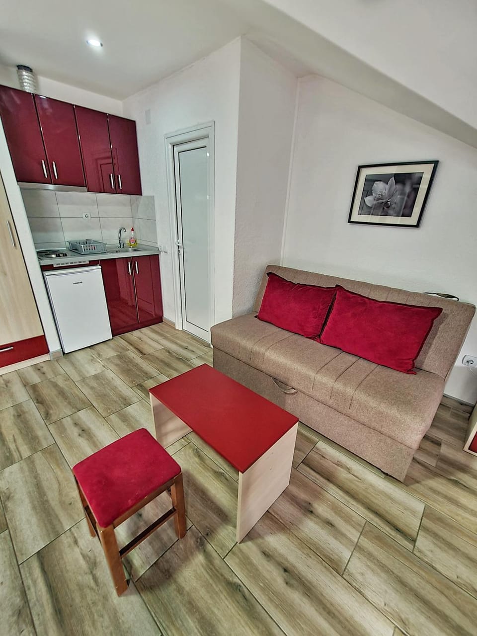 Kitchen or kitchenette, Seating area, stove