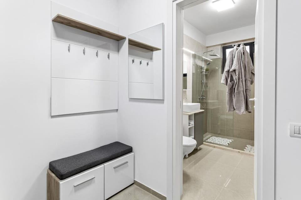 Shower, Toilet, Bathroom, towels