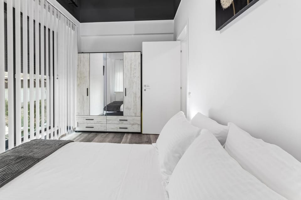 Bed, Photo of the whole room, Seating area, Bedroom