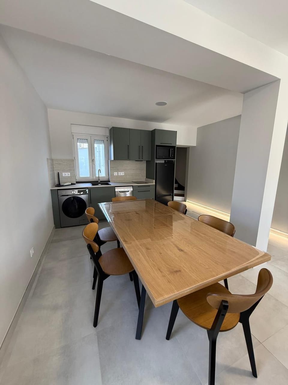 Kitchen or kitchenette, Dining area