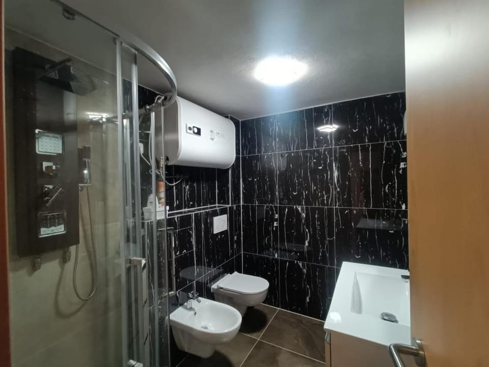 Shower, Toilet, Bathroom, bidet, towels