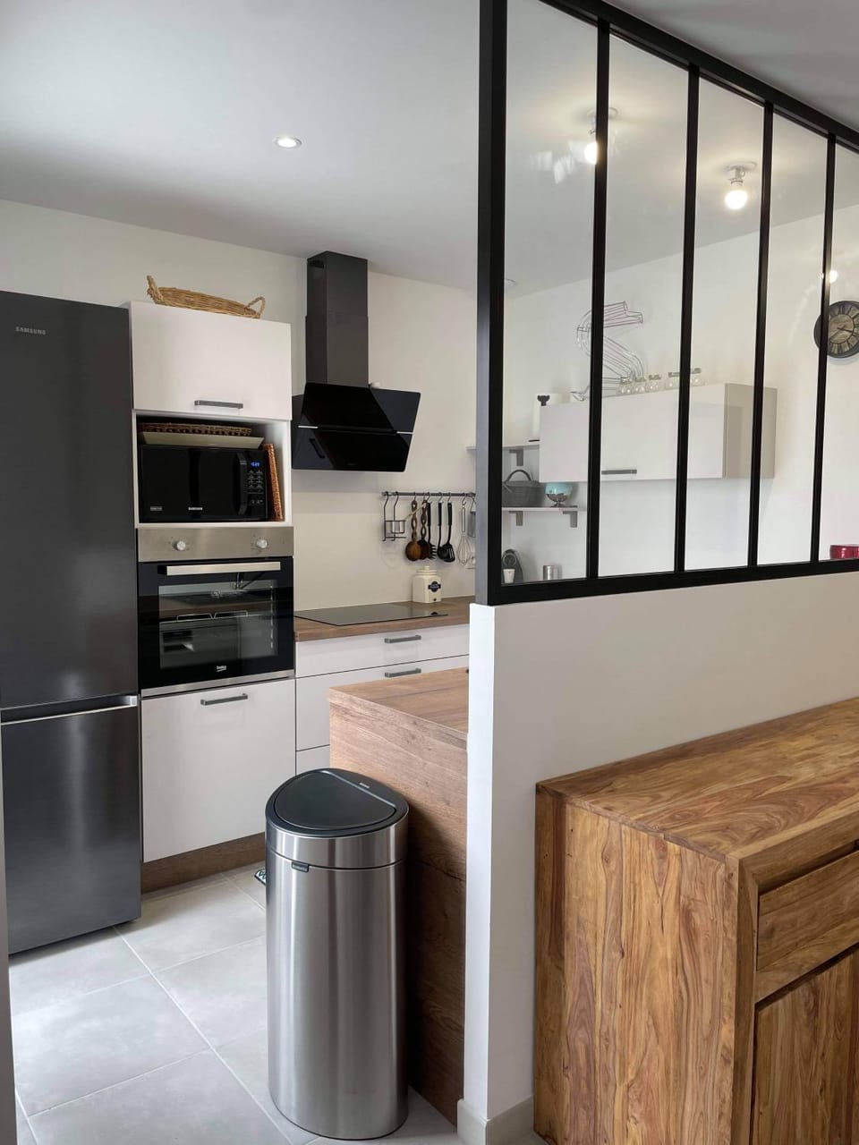 Kitchen or kitchenette, dishwasher, oven