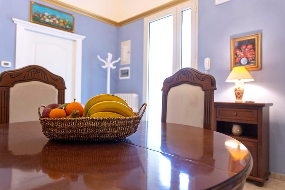 Living room, Food and drinks, Seating area