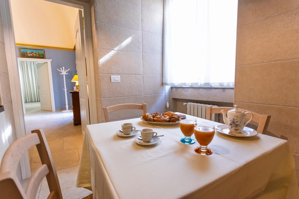 Property building, Coffee/tea facilities, Kitchen or kitchenette, Food and drinks, Dining area, Food