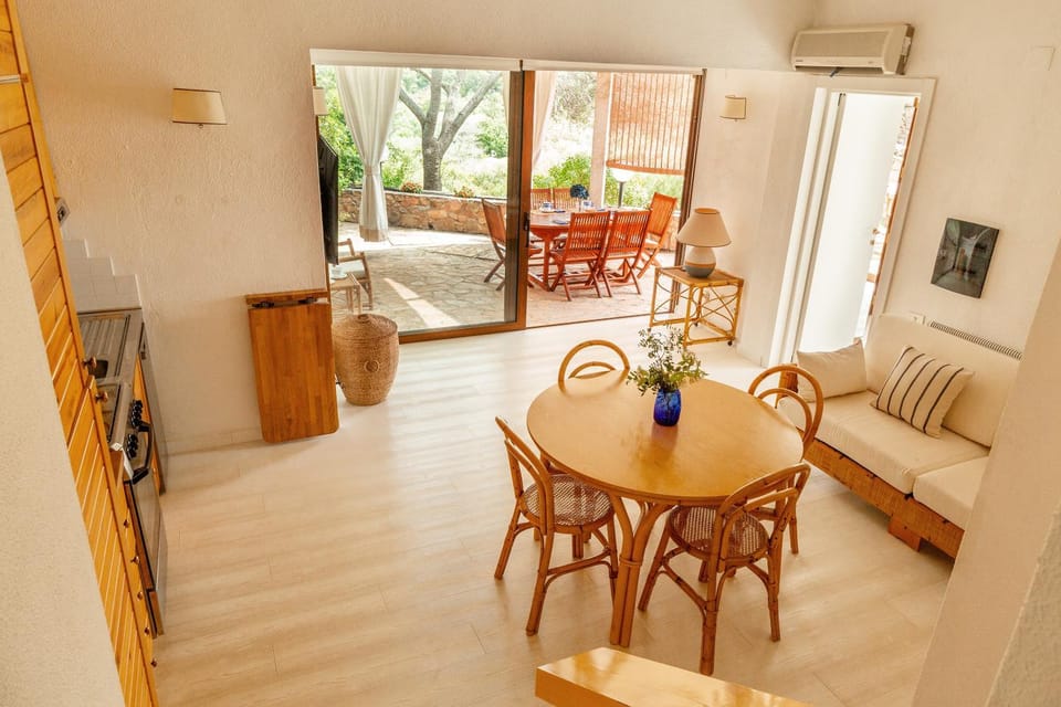Patio, Dining area, kitchen, air conditioner
