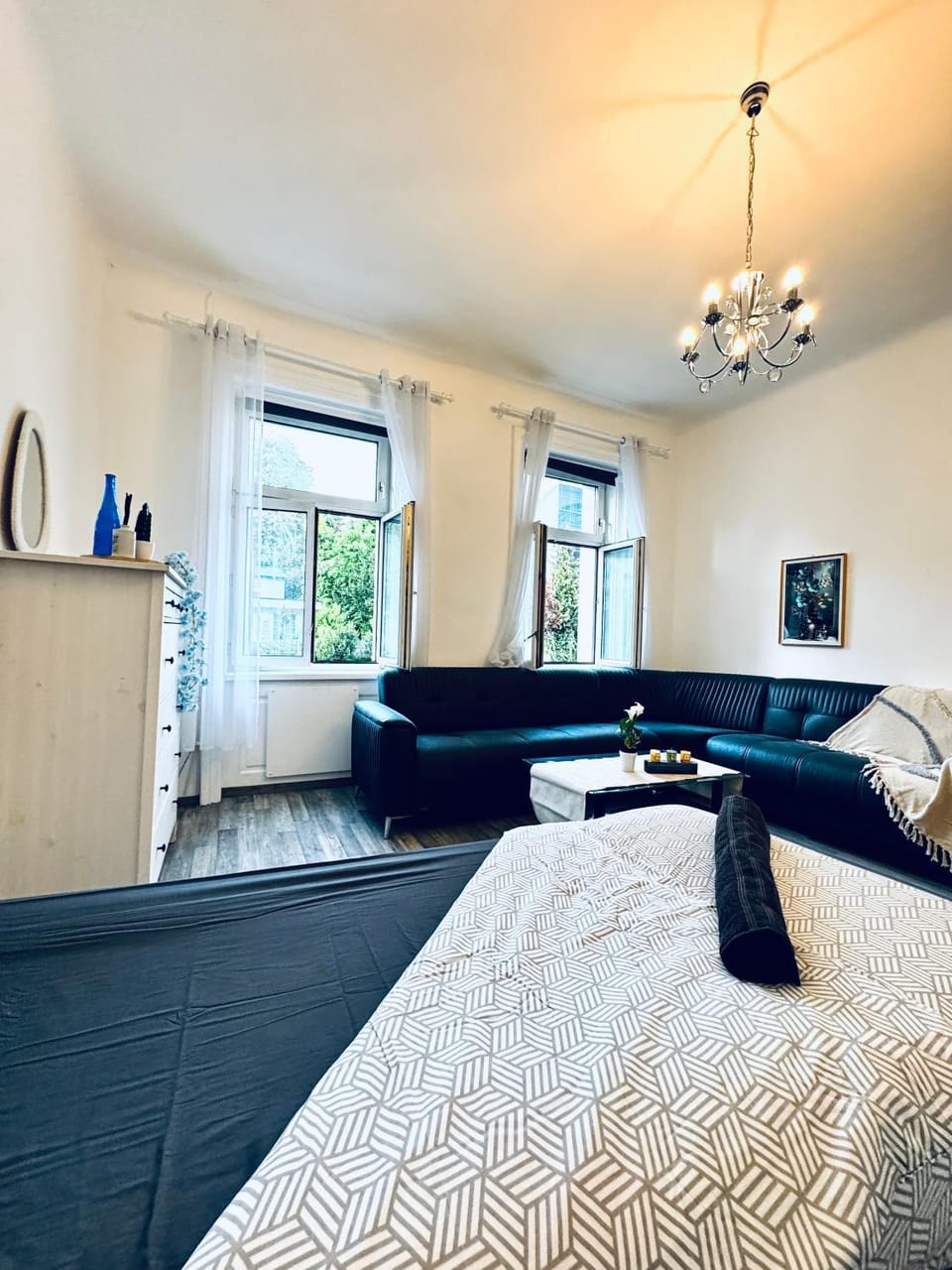 Bed, TV and multimedia, Seating area, Bedroom