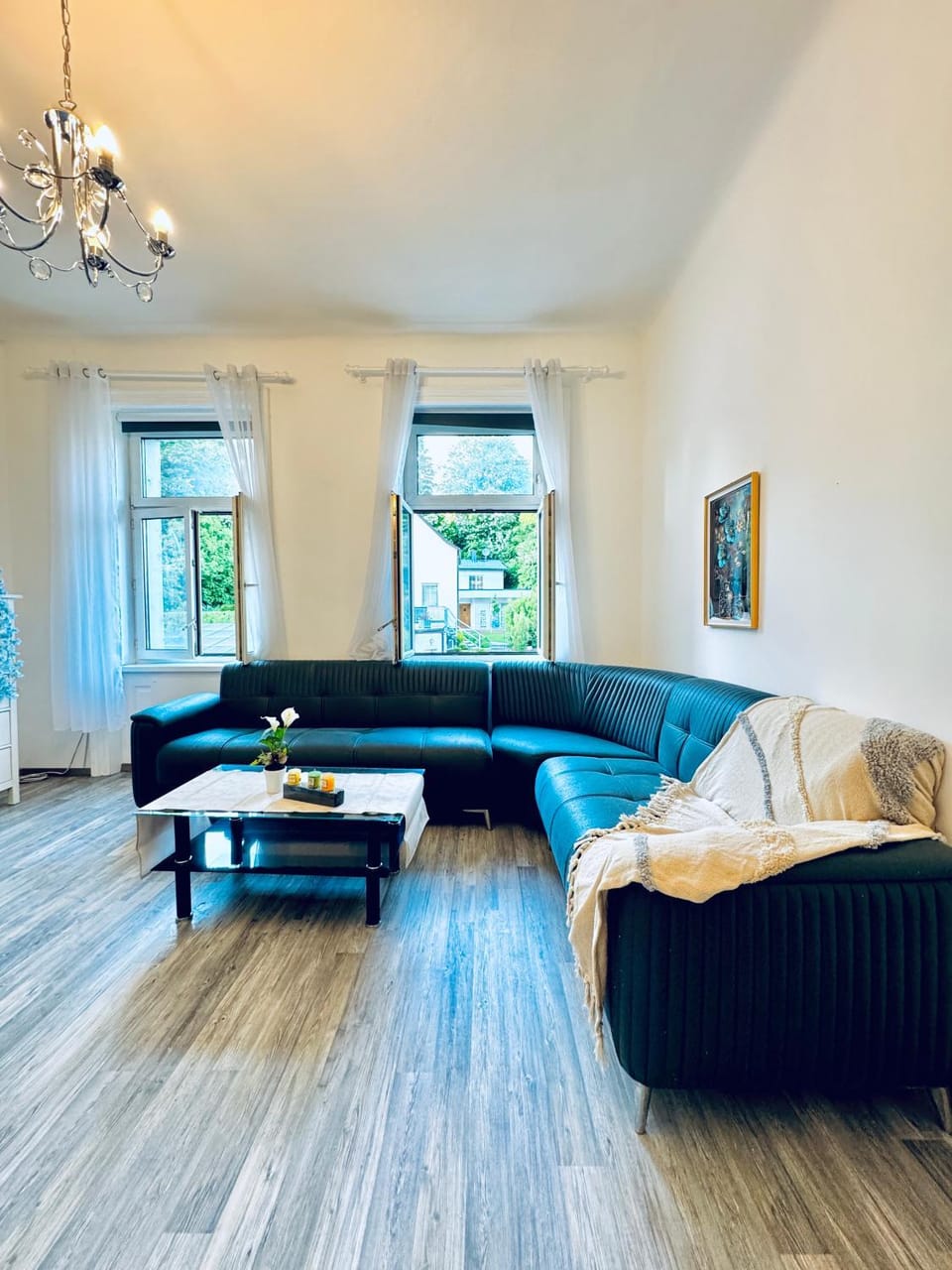 Bed, Living room, Seating area, Bedroom