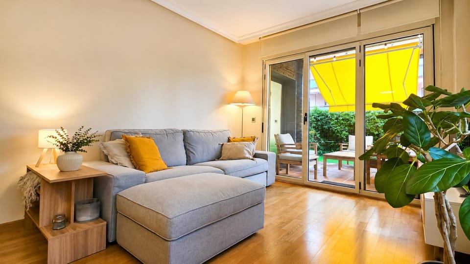 Communal lounge/ TV room, Balcony/Terrace, Living room