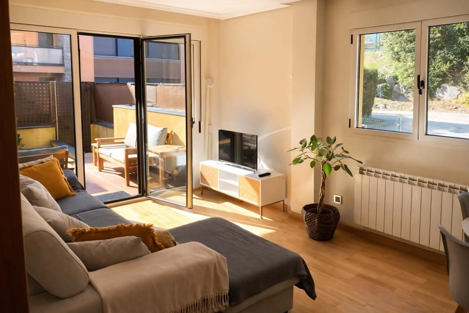 Communal lounge/ TV room, Balcony/Terrace, Living room