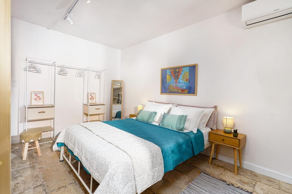 Bed, Bedroom, air conditioner