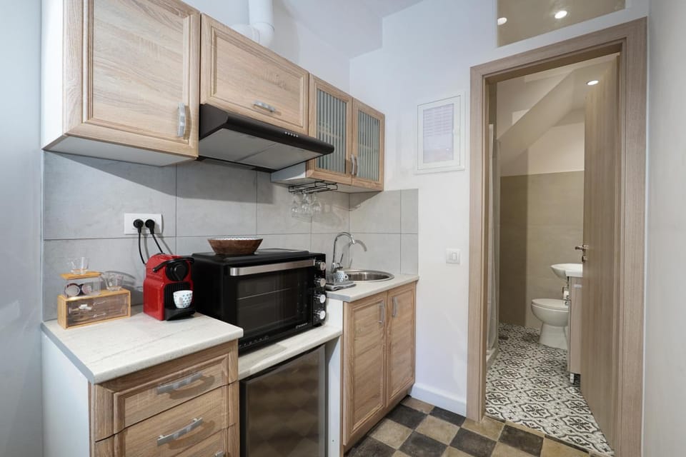 Coffee/tea facilities, Kitchen or kitchenette, stove