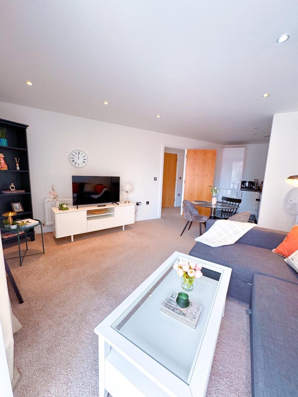 TV and multimedia, Photo of the whole room, Evening entertainment, internet
