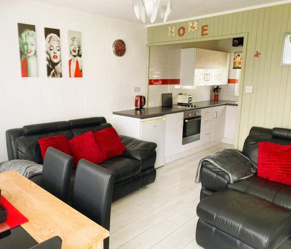 Relaxing family chalet in quiet area, short stroll to beach, nr to tranquil Norfolk Broads and Great Yarmouth Apartment in England