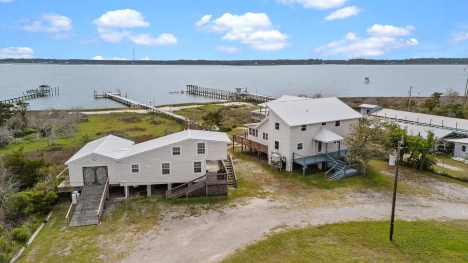 Waterfront Dock Kayaks Ping Pong 3 Bedroom 2 Bathroom House in North Carolina