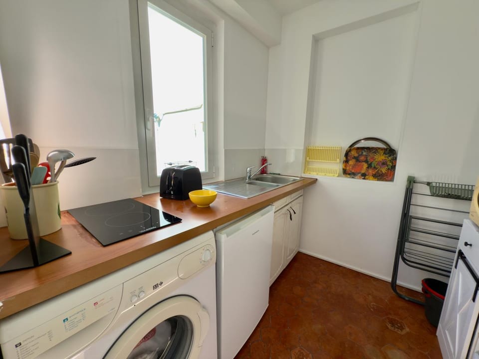 Kitchen or kitchenette, oven, stove, washing machine