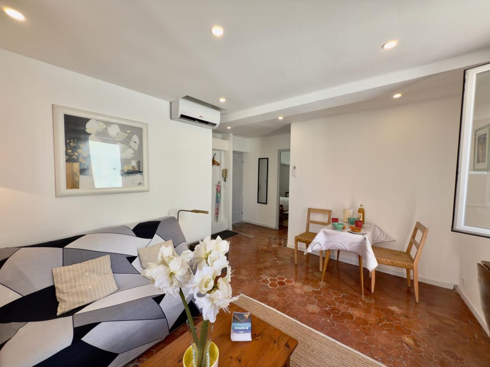 TV and multimedia, Living room, Seating area, Dining area, air conditioner