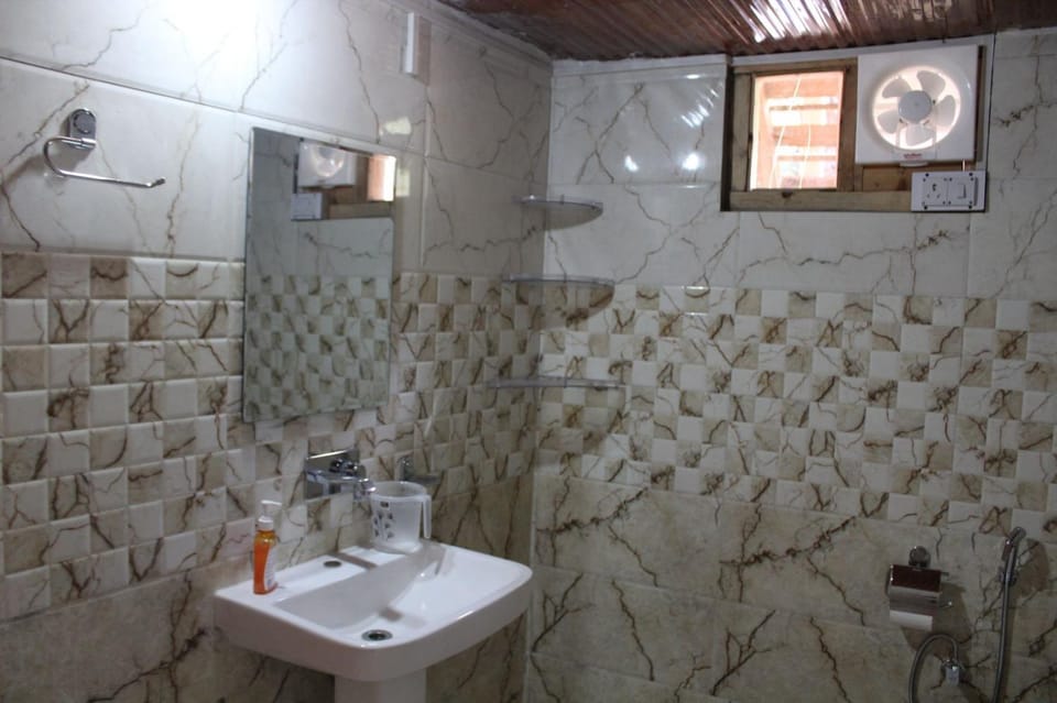Mysterious Kutla Cottage,Kutla, Tosh Vacation rental in Himachal Pradesh