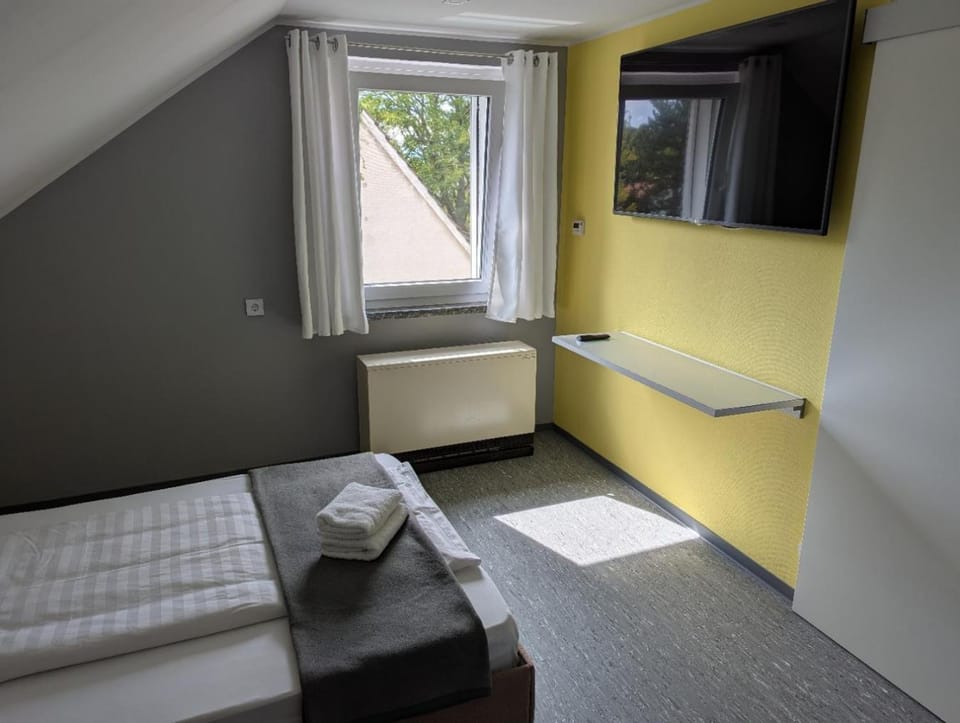 Bed, TV and multimedia, Photo of the whole room, Bedroom