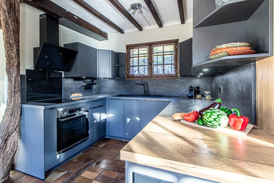Kitchen or kitchenette, dishwasher, oven, stove