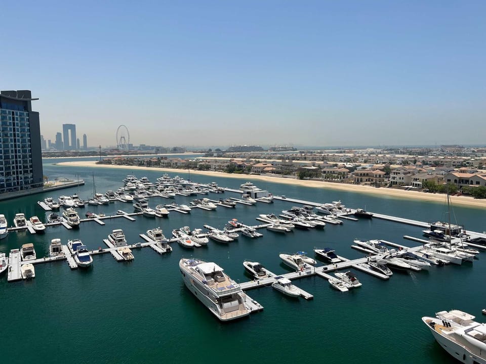 Free housekeeping visits during your stay - StayShort - Superb 3BR in Palm Jumeirah With Unmatched Views Apartment in Dubai