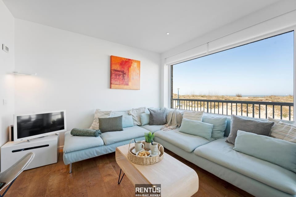 TV and multimedia, View (from property/room), Living room, Seating area, Sea view