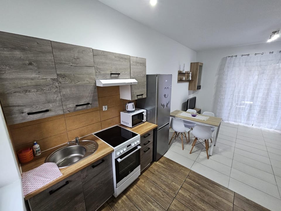 Kitchen or kitchenette, Dining area, stove