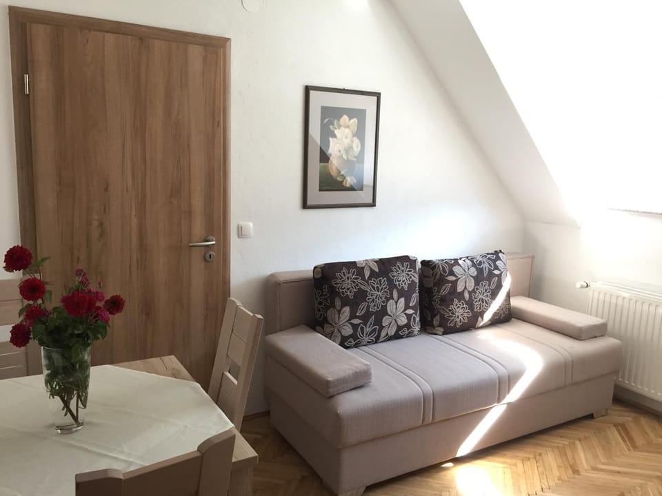 Day, Living room, Dining area, On site