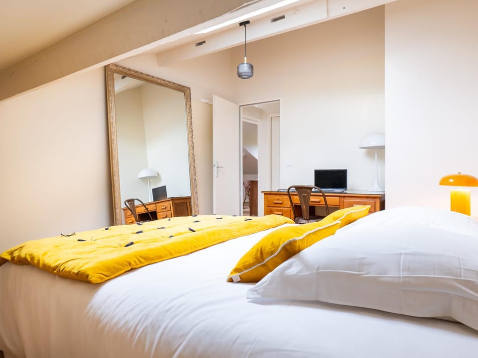 Bed, Photo of the whole room, Bedroom