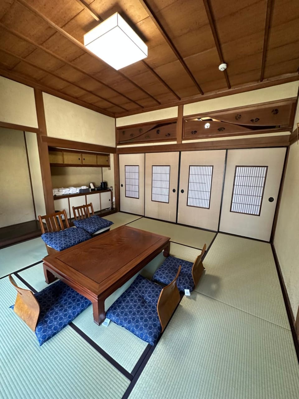Photo of the whole room, Seating area