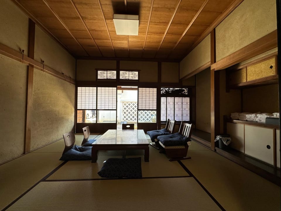 Photo of the whole room, Seating area