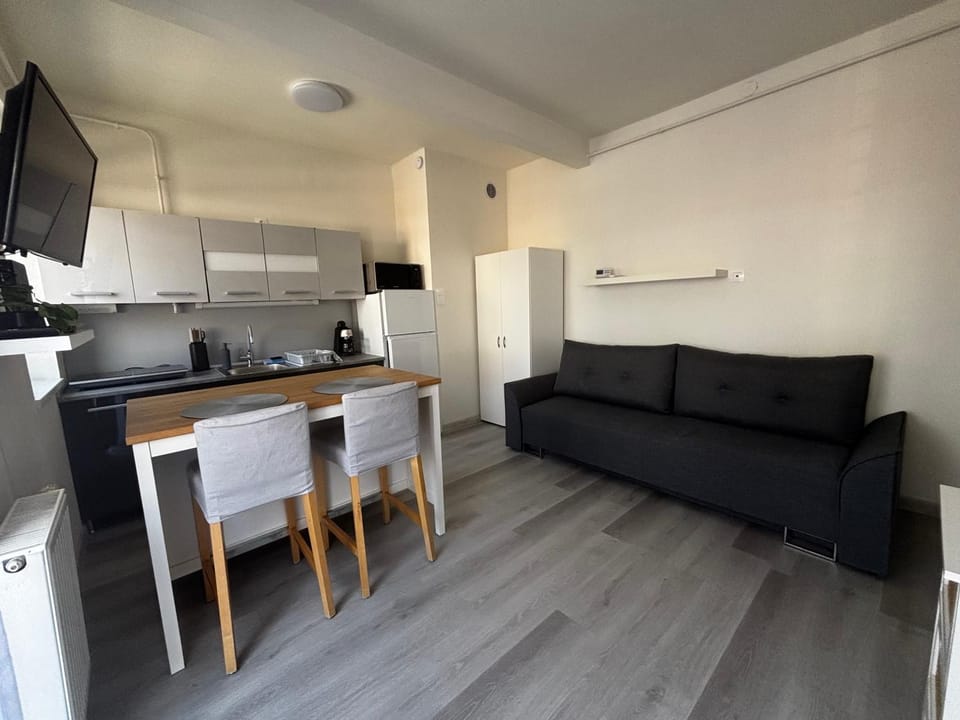 TV and multimedia, Kitchen or kitchenette, Living room, Seating area